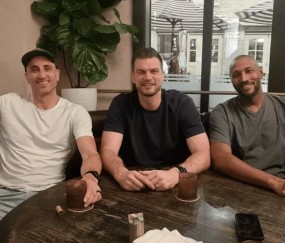 2026世界杯投注官方入口-吉诺比利晒出和斯普利特、迪奥合影：和老朋友们叙旧太棒了